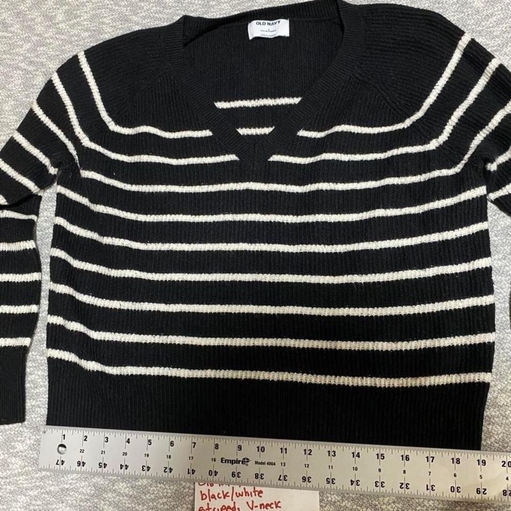Old Navy black/white striped V-neck sweater women S. SKU-A226 #knitwear - Picture 3 of 7